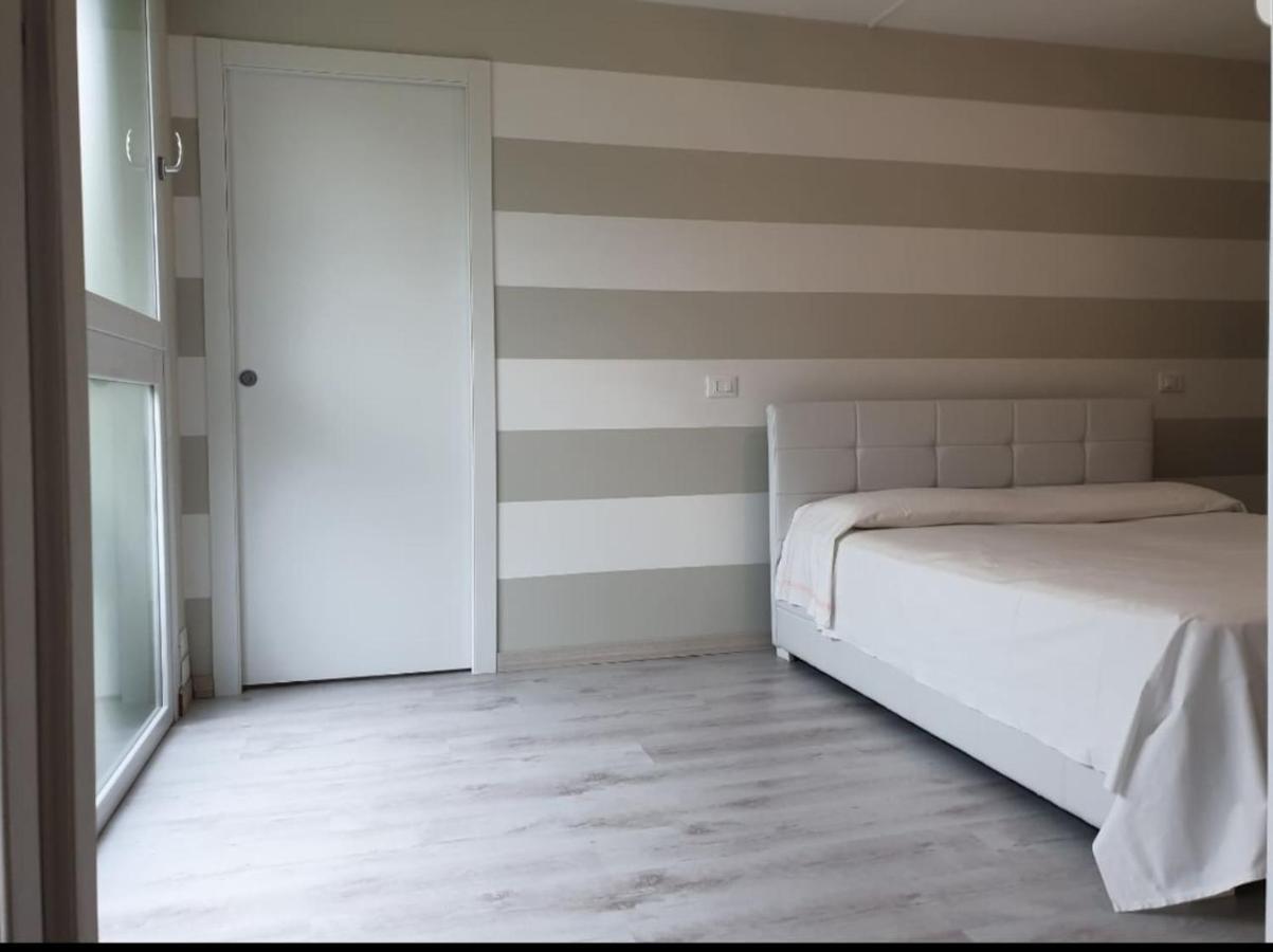 Holiday Apartaments Дезенцано-дель-Гарда Экстерьер фото